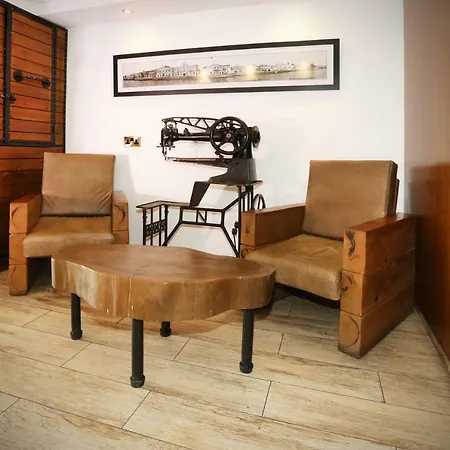 Pier Aparthotel 2*